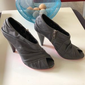 Betsy Johnson Size 7.5 peep toe shoes